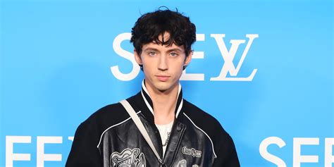 Troye Sivan is Feeling the Rush After Stripping Down。